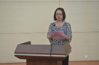 杨晓英副经理宣读获奖员工名单